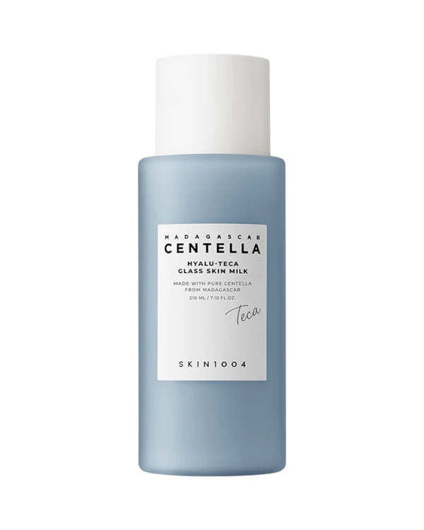 K-beauty glow Madagascar Centella Hyalu-Teca Glass Skin Milk in een blauwe fles voor hydraterende gezichtsverzorging