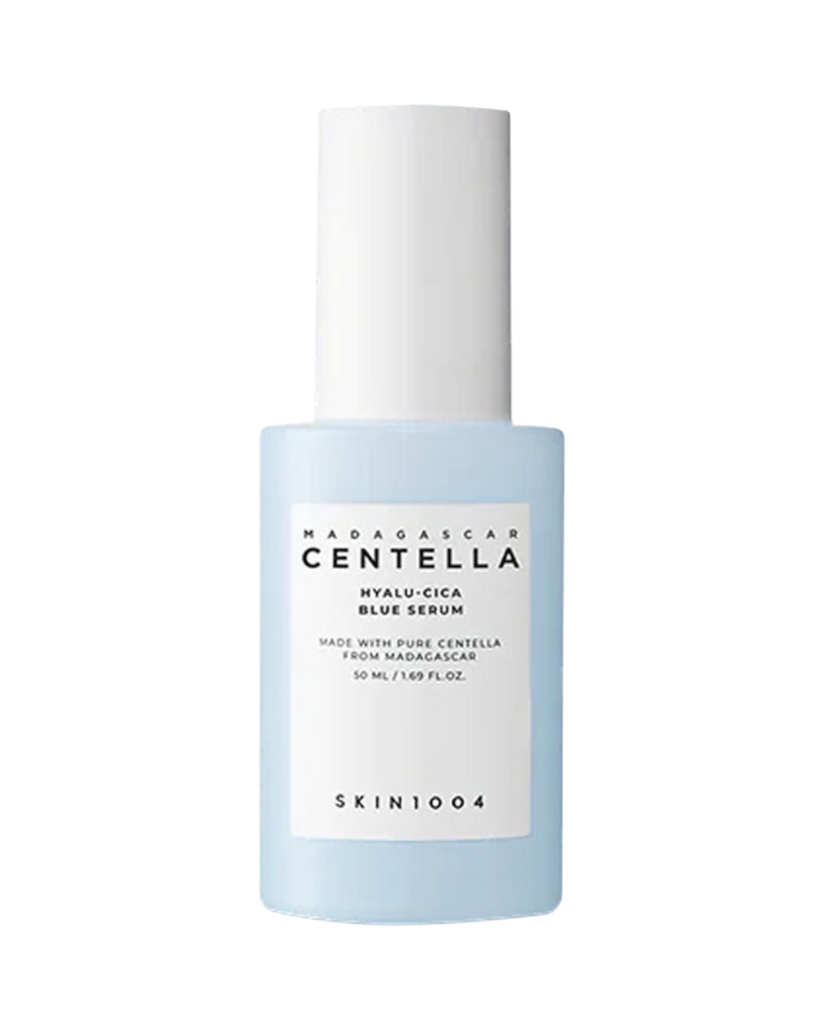 K-beauty glow Madagascar Centella Hyalu-Cica Blue Serum in een lichtblauwe glazen fles voor hydratatie en kalmering.
